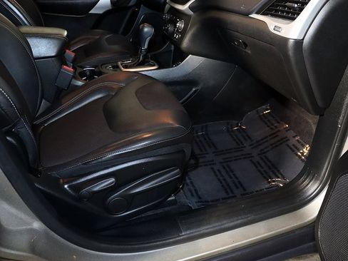 Used 2018 Jeep Cherokee Latitude Plus w/ Cold Weather Group image 34