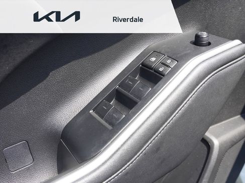 Used 2023 Toyota Highlander XLE AWD/4WD image 44