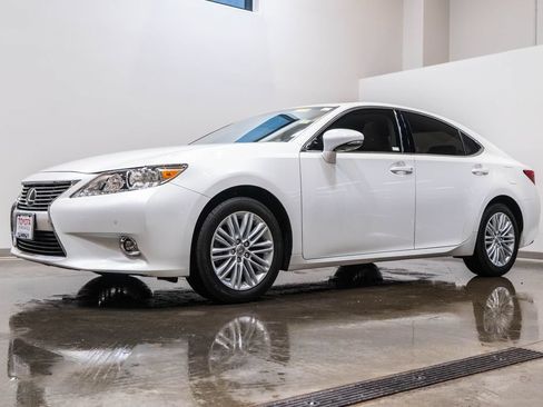 Used 2014 Lexus ES 350 w/ Luxury Package FWD image 3