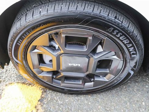 Used 2025 Kia Carnival EX image 14