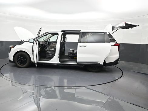 Used 2025 Kia Carnival FWD image 34