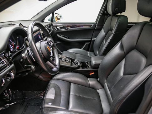 Used 2023 Porsche Macan AWD/4WD image 23