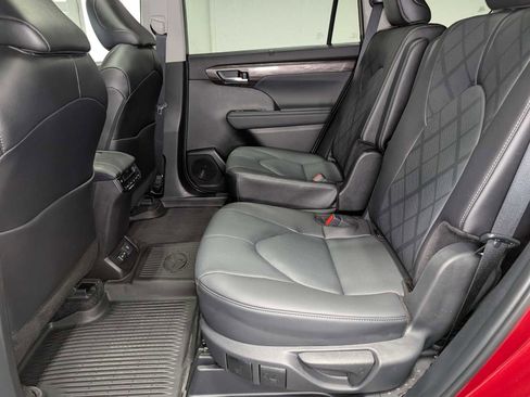 Used 2024 Toyota Highlander Platinum image 23