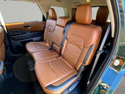 Used 2024 Nissan Pathfinder Platinum image 16