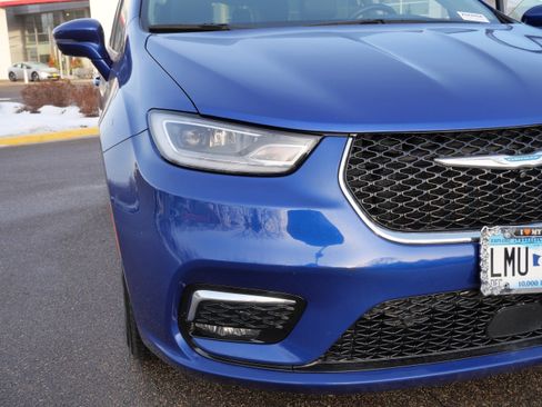 Used 2021 Chrysler Pacifica Touring-L image 16