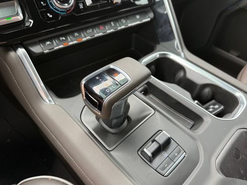 Used 2024 GMC Sierra 1500 Denali w/ Technology Package AWD/4WD image 18
