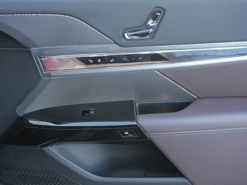 Certified 2025 BMW 740i image 32