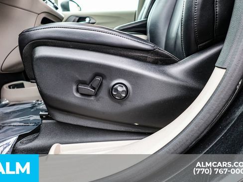 Used 2023 Chrysler Pacifica Touring-L FWD image 27