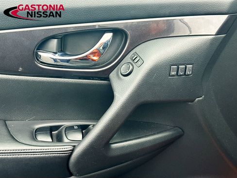 Used 2018 Nissan Rogue SV w/ Premium Package image 23