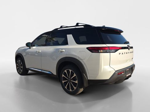 New 2026 Nissan Pathfinder Platinum image 3