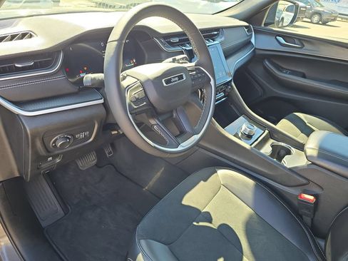 Certified 2025 Jeep Grand Cherokee Altitude AWD/4WD image 16