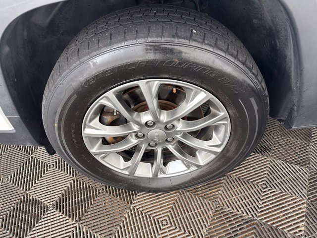 Used 2019 Jeep Cherokee Latitude Plus AWD/4WD image 30