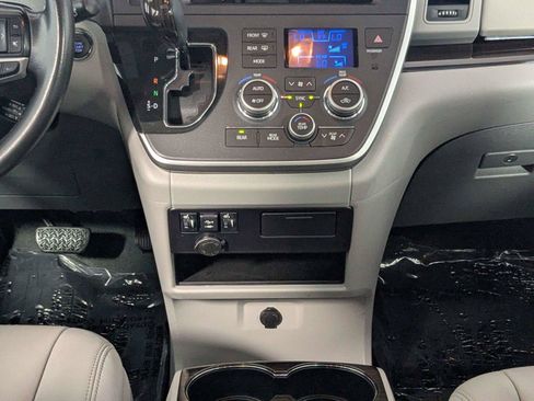 Used 2020 Toyota Sienna XLE w/ XLE Navigation Package FWD image 44