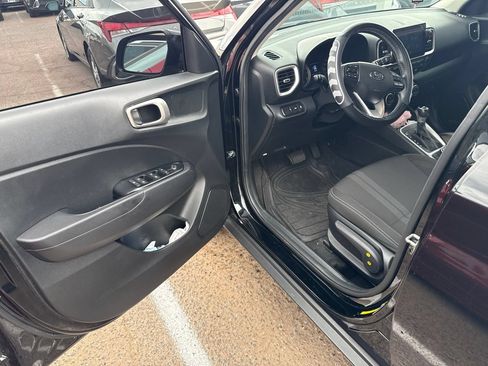 Used 2022 Hyundai Venue SEL FWD image 6