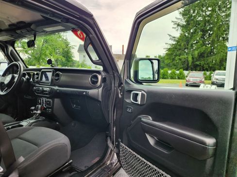 Used 2018 Jeep Wrangler Unlimited Sport S AWD/4WD image 39