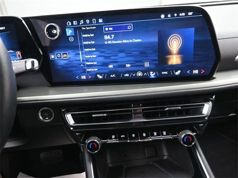 Used 2025 Chevrolet Traverse LT image 10