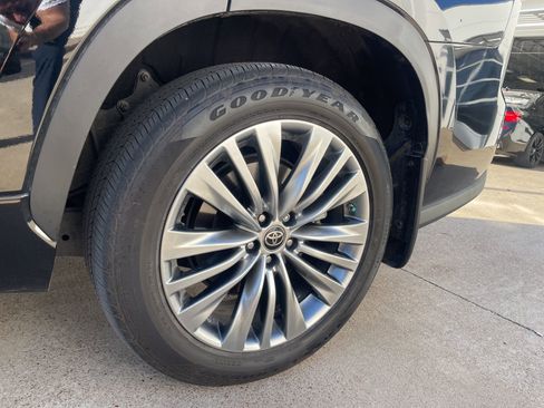 Used 2023 Toyota Highlander Limited image 8