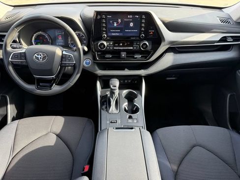 Used 2021 Toyota Highlander LE FWD image 25