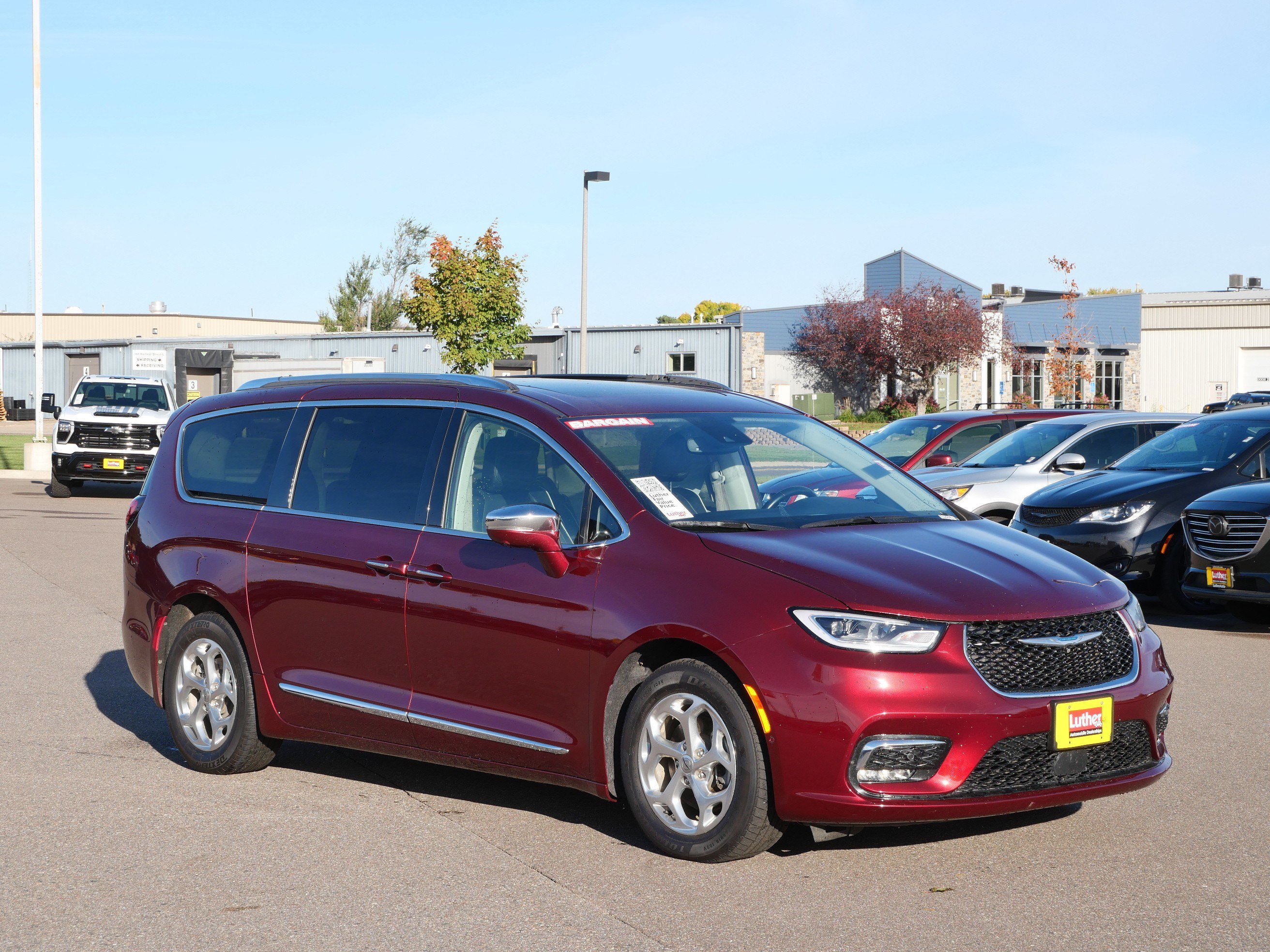 Used 2021 Chrysler Pacifica Limited w/ Uconnect Theater Family Group FWD image 41