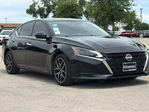 Used 2023 Nissan Altima 2.5 SV w/ SV Premium Package FWD image 3