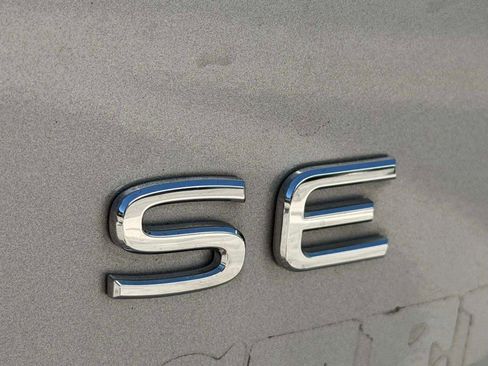 Used 2021 Volkswagen Atlas Cross Sport SE image 24