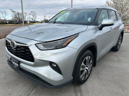 Used 2022 Toyota Highlander XLE image 3