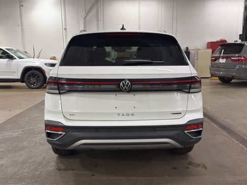 Used 2025 Volkswagen Taos SE AWD/4WD image 5