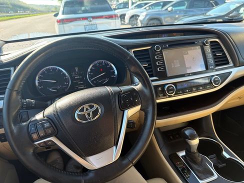 Used 2014 Toyota Highlander XLE AWD/4WD image 13