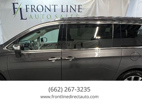Used 2017 Chrysler Pacifica Limited w/ UConnect Theater Package FWD image 4