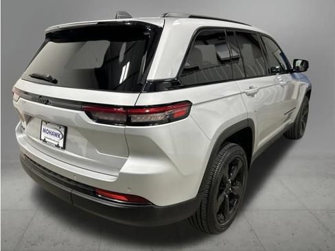 Used 2025 Jeep Grand Cherokee Altitude AWD/4WD image 5