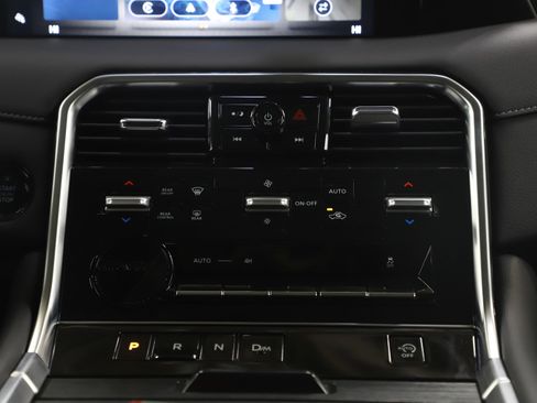 Used 2025 Nissan Armada SV image 16