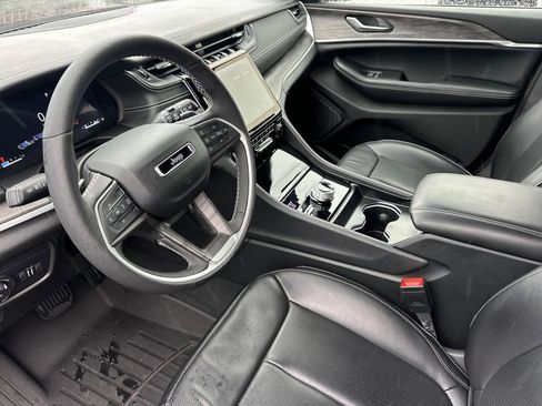 Used 2024 Jeep Grand Cherokee Limited w/ Luxury Tech Group II image 10