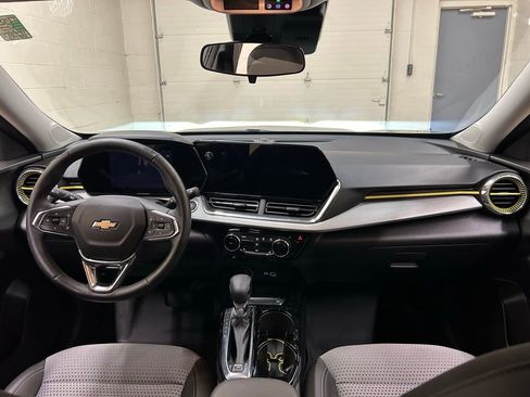 Used 2025 Chevrolet Trax LT w/ Driver Confidence Package image 18