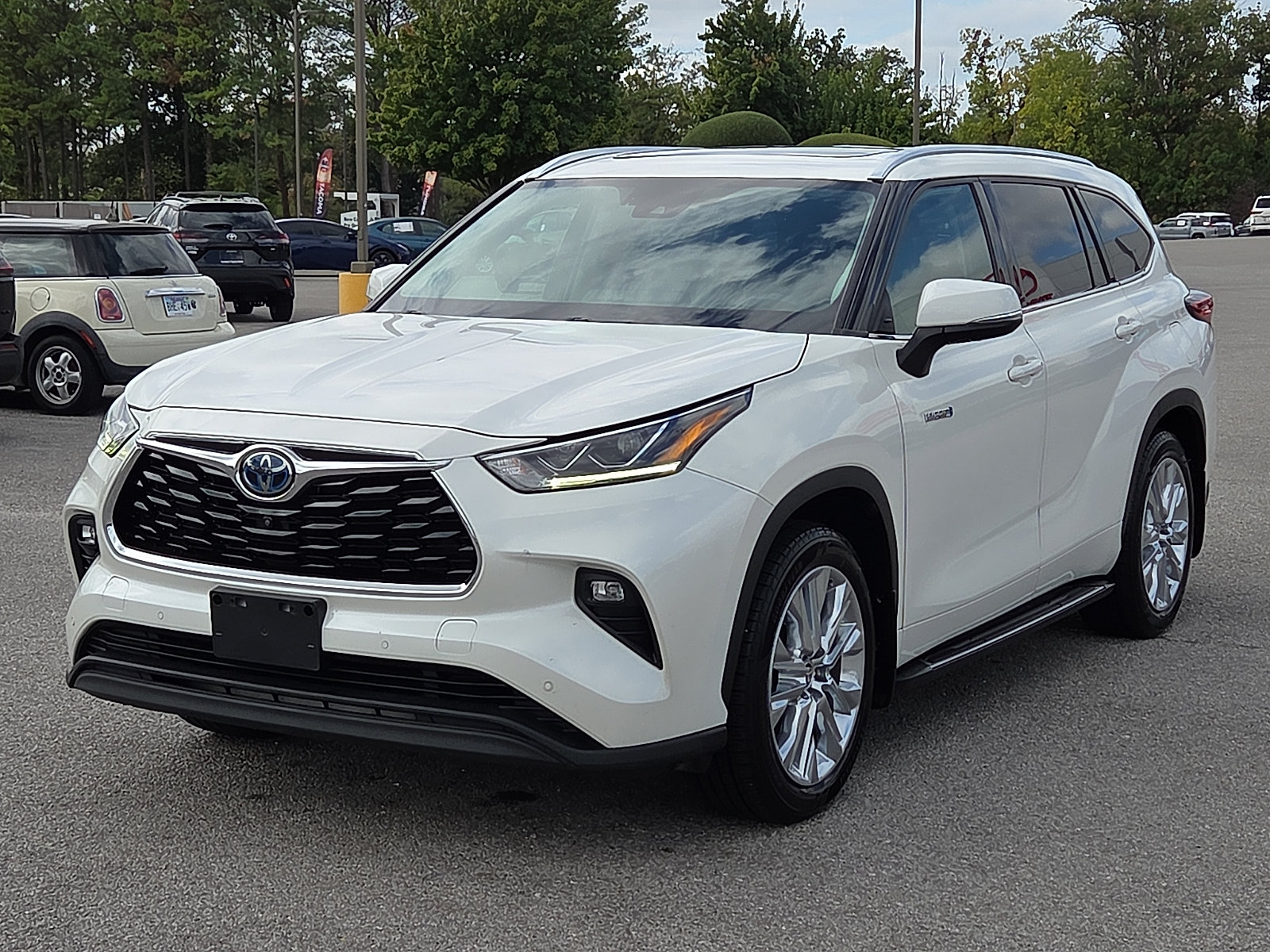 Used 2021 Toyota Highlander Limited FWD image 2