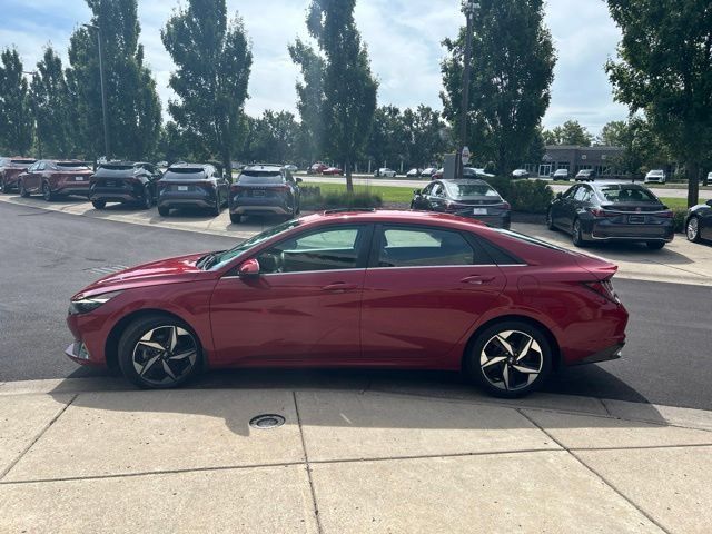 Used 2022 Hyundai Elantra Limited FWD image 4