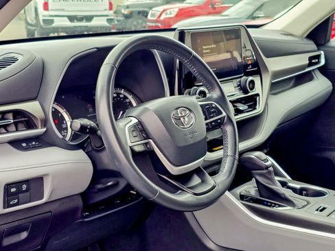 Used 2023 Toyota Highlander XLE image 7