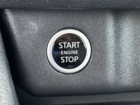 Used 2022 Nissan Rogue SV image 16