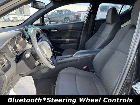 Used 2018 Toyota C-HR XLE image 3