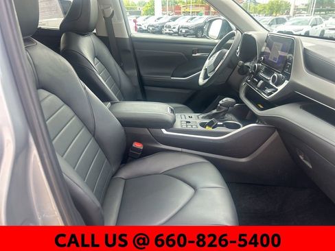 Used 2024 Toyota Highlander XLE AWD/4WD image 7