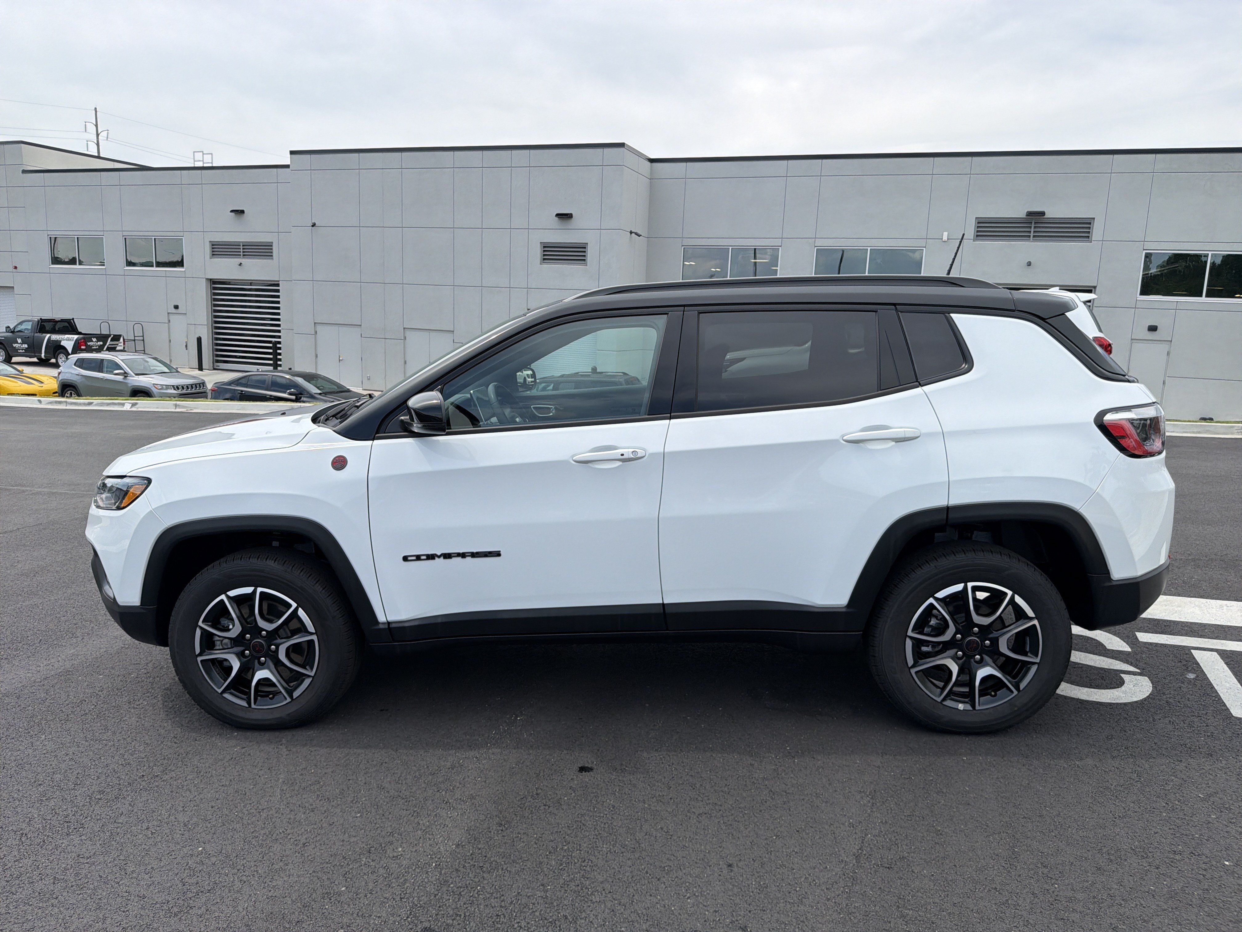 Used 2025 Jeep Compass Trailhawk AWD/4WD image 4