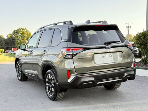 Used 2025 Subaru Forester Premium AWD/4WD image 11