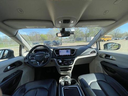 Used 2023 Chrysler Pacifica Touring-L FWD image 15
