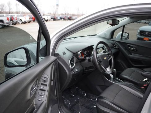 Used 2019 Chevrolet Trax LT w/ LT Convenience Package image 14