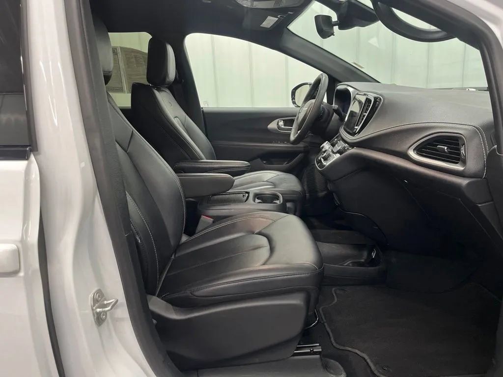 Used 2024 Chrysler Pacifica Limited FWD image 11