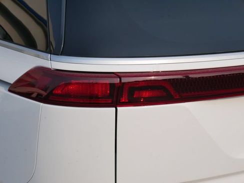 Used 2024 Kia Carnival EX FWD image 13