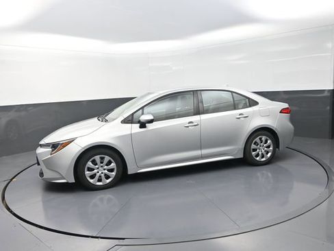 Used 2022 Toyota Corolla LE FWD image 41