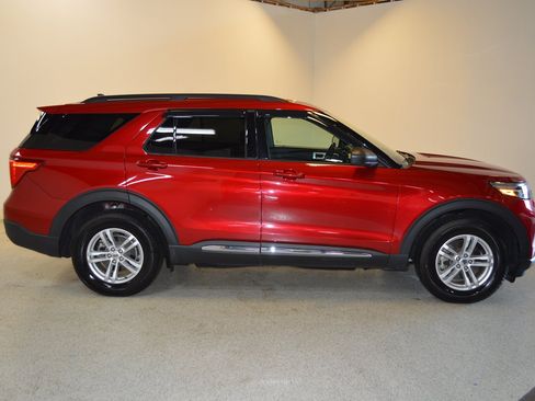 Used 2021 Ford Explorer XLT w/ Class III Trailer Tow Package AWD/4WD image 2