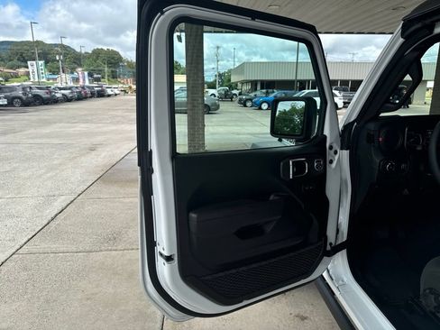 Used 2026 Jeep Wrangler Unlimited Rubicon AWD/4WD image 15