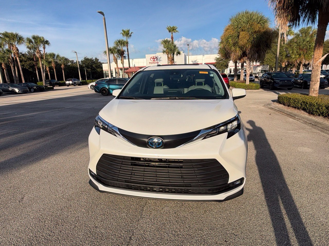 Used 2025 Toyota Sienna XLE w/ XLE Plus Package FWD image 5