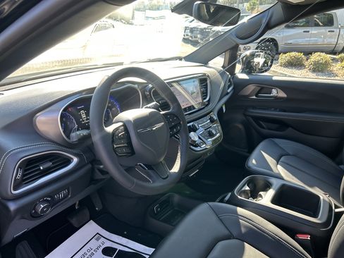 New 2026 Chrysler Pacifica Select w/ S Appearance Package image 15